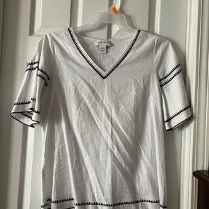 Beautiful white blouse with details lined in black. for a beautiful outfit.